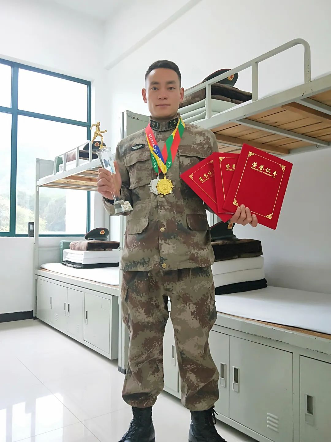 他荣誉装满两大包四年三立三等功