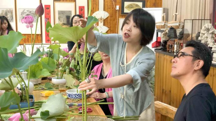 江苏苏州：荷花插花艺术沙龙在中国花卉植物园花王居举行