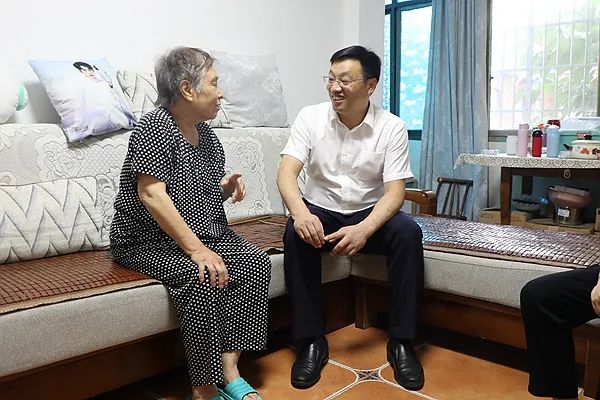 周志军走访慰问困难党员优秀党员