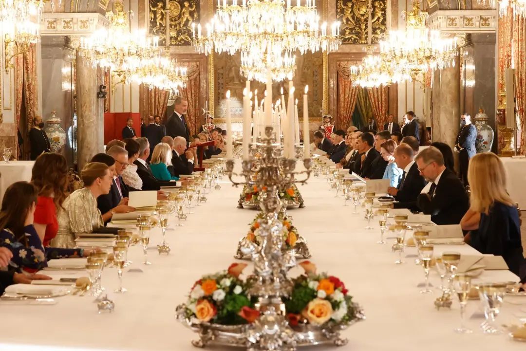 28日晚，西班牙国王费利佩六世为与会来宾举行欢迎晚宴