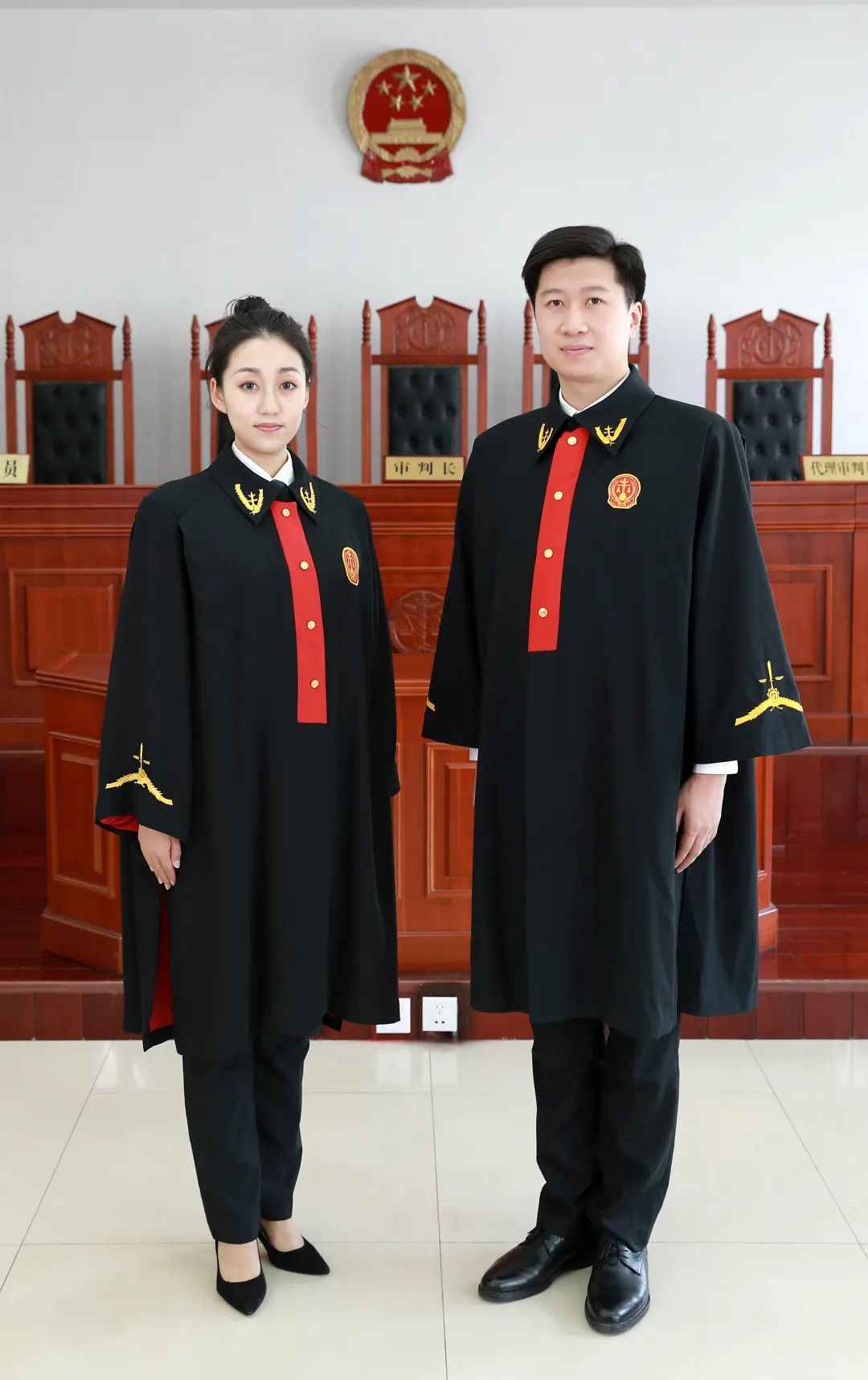 法院工作人员服装图片