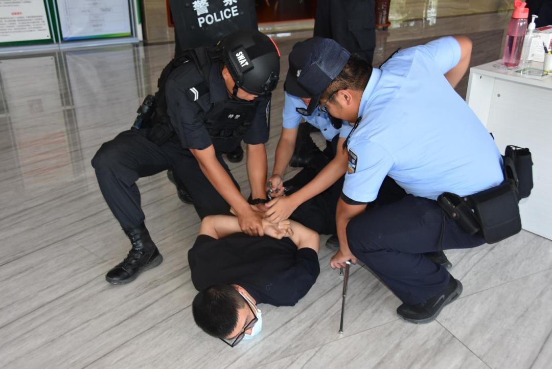 鄂前旗公安局城川派出所组织开展反恐防暴演练活动