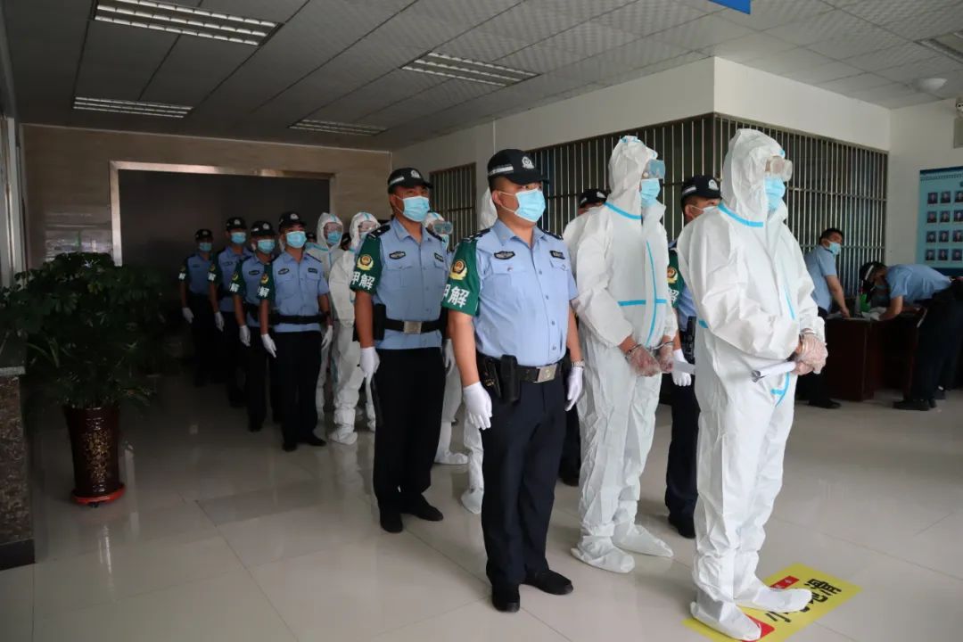 由于两名被告人关押于外县看守所,为保障庭审活动的顺利进行,法警队