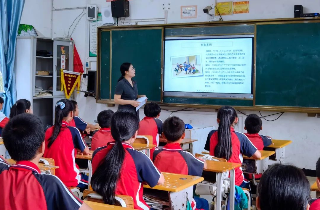 6月30日,金秀瑶族自治县人民法院团支部走进金田小学校开展同心护