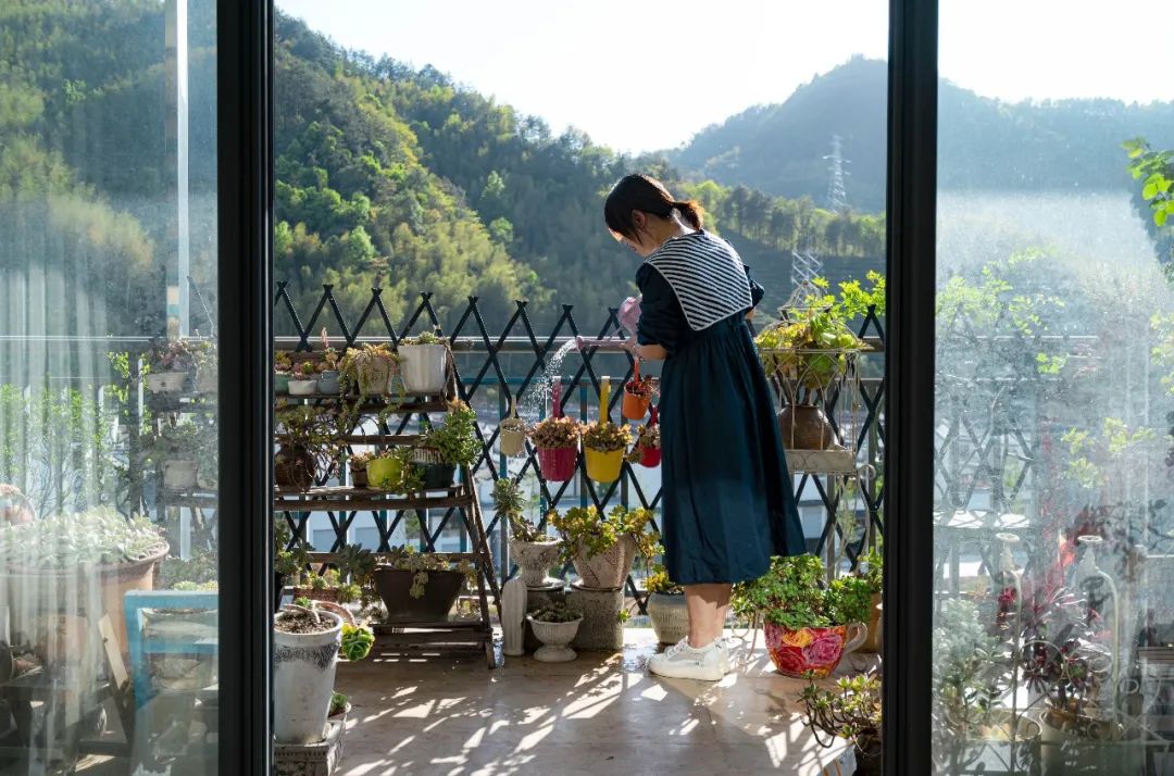 就能看见自己平日里摆弄的花花草草都生长得正好,闲暇之余可以浇水,给