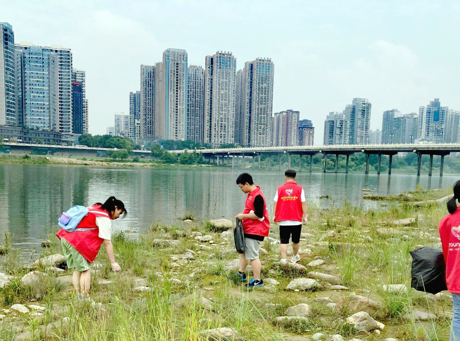 志愿者开展河道清洁志愿服务活动（李锦辉 供图）