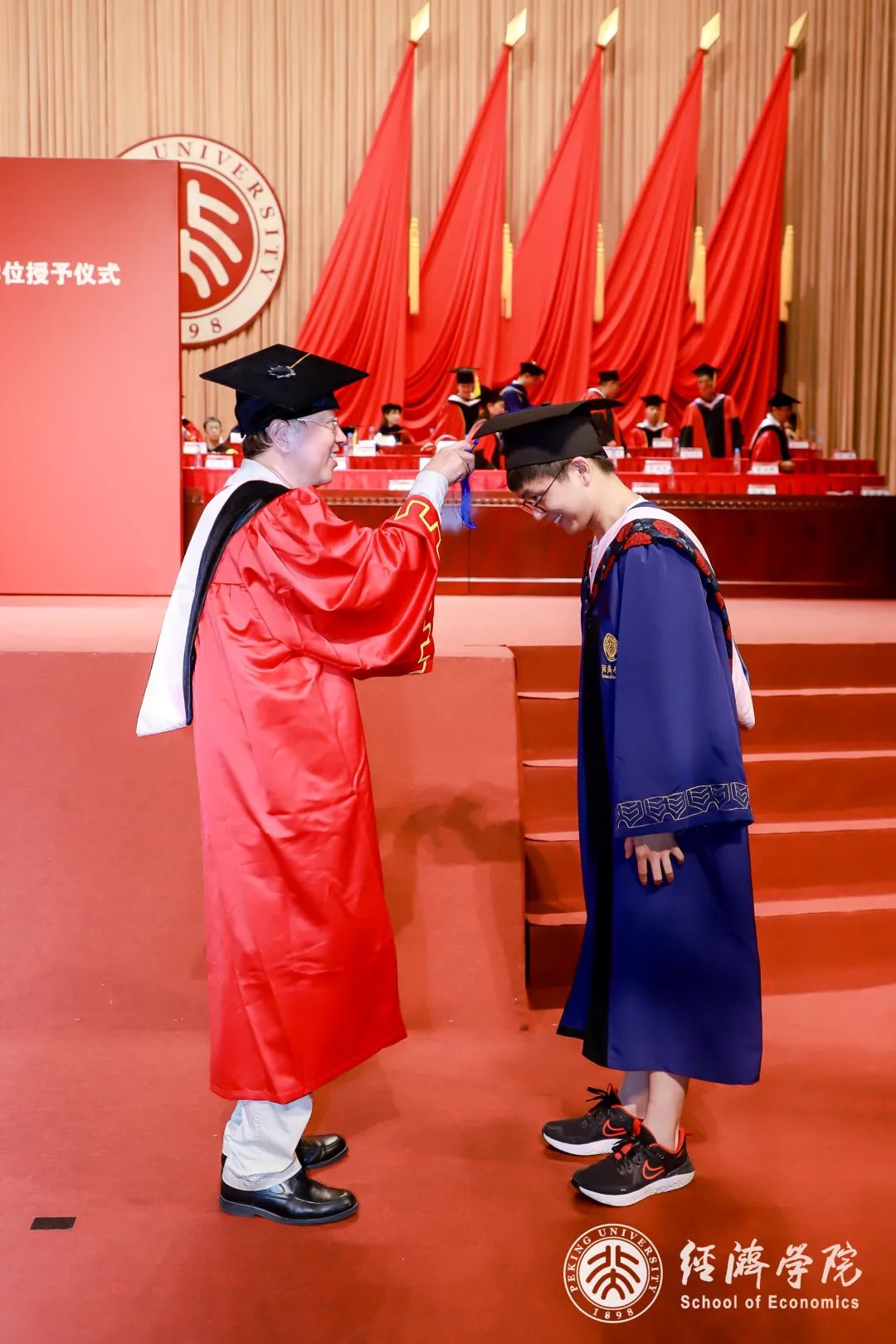 续百十经世情北京大学经济学院举行2022年毕业典礼