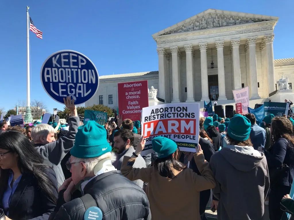 美国最高法院推翻“罗诉韦德案”有关堕胎权的裁决_新浪新闻