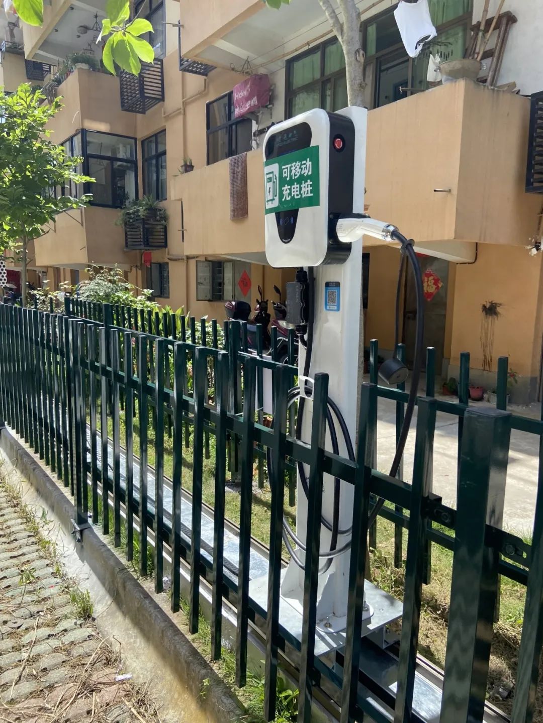国网浦江县供电公司成功研制户外移动式充电桩,在原先的公共车一侧