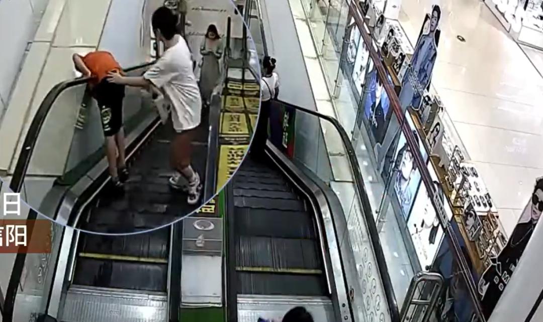 家长警惕一儿童头部被卡扶梯和商场横梁之间