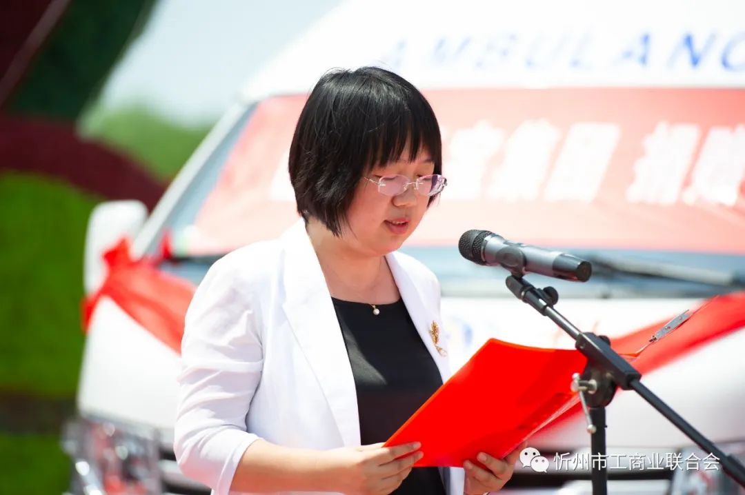 定襄县委副书记张一枝代表县委,县政府,向山西天宝集团董事长胡大为的