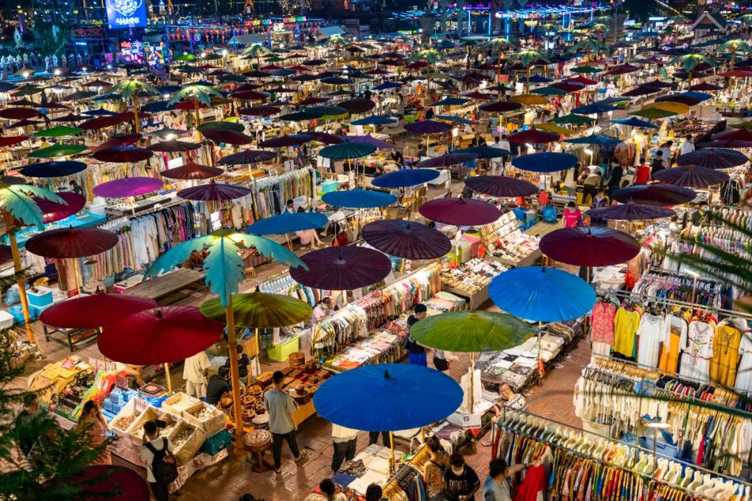 西双版纳景洪市告庄西双景的星光夜市.新华社记者 陈欣波 摄