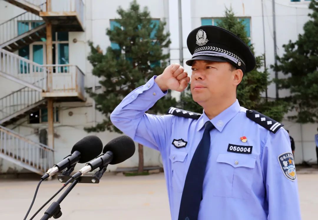 入党誓词带领全体党员市公安局党委委员,副局长李国华向国旗行注目礼