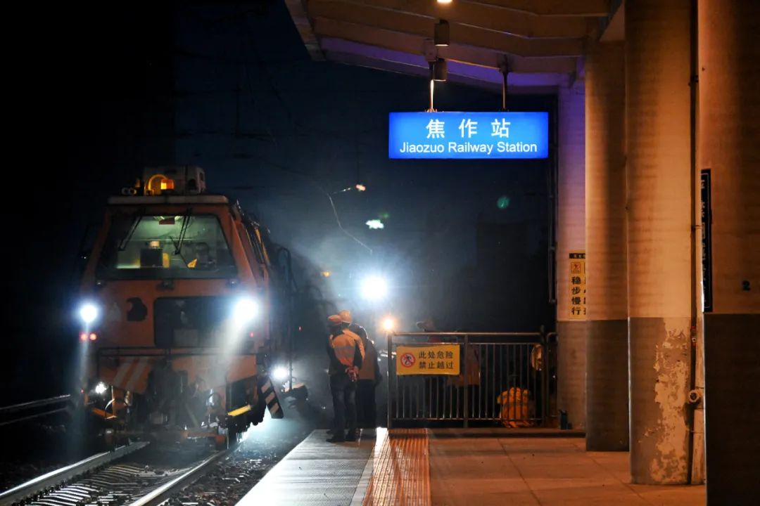 焦作站首次迎来机械化清筛施工