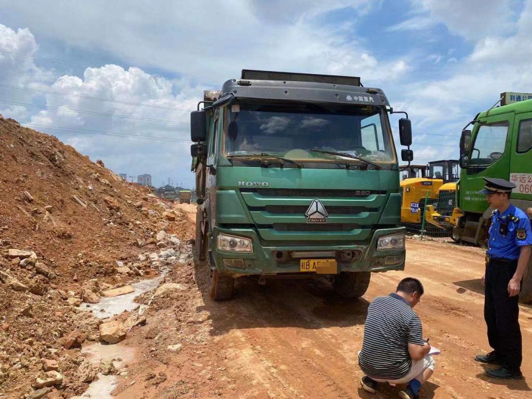 调查发现,乱倒垃圾的渣土车属柳州市某运输有限公司所有,办理了建筑
