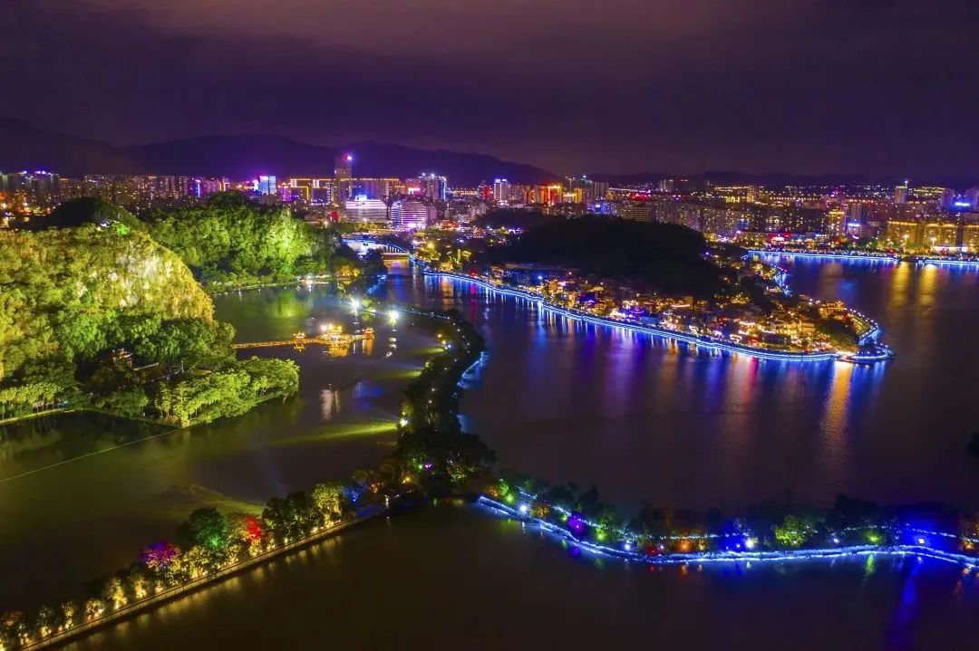 星湖夜景 梁亮 摄