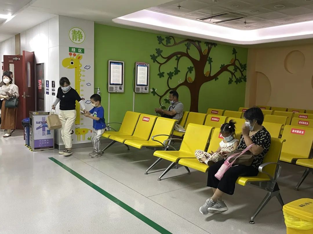 7月1日上午,记者在方塔中医医院儿科看到,不少家长正带着孩子候诊.
