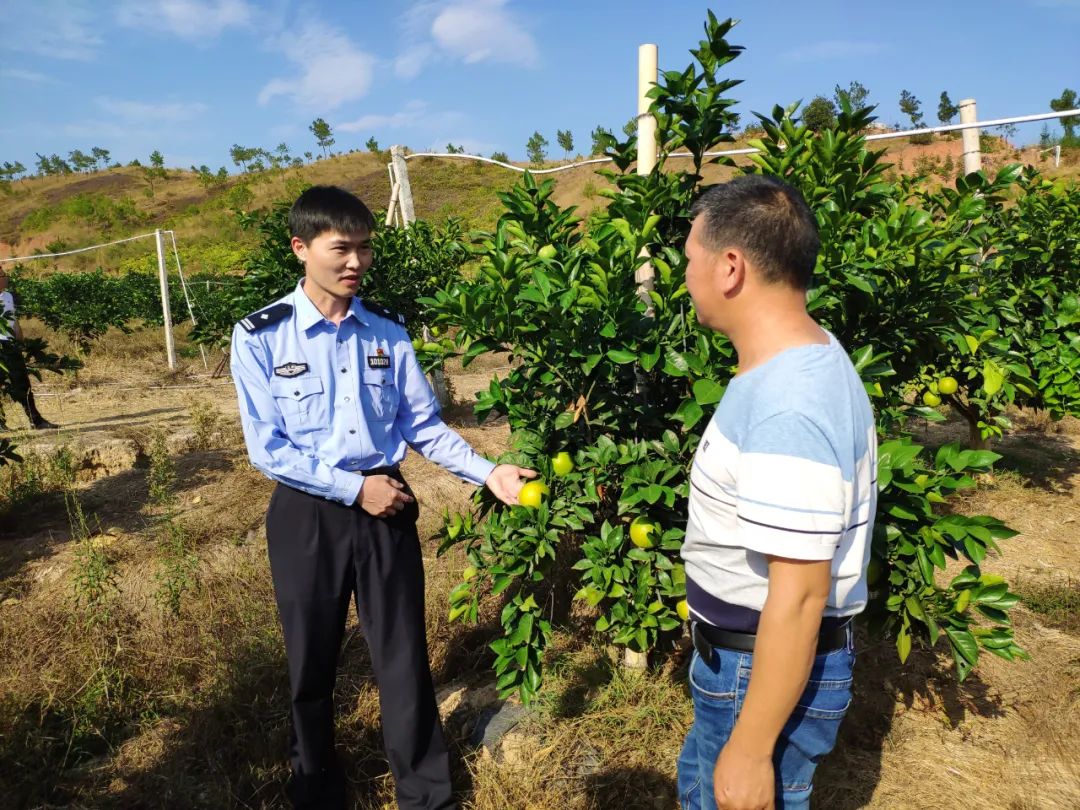 交警故事方敏军八年扶贫路一腔为民情