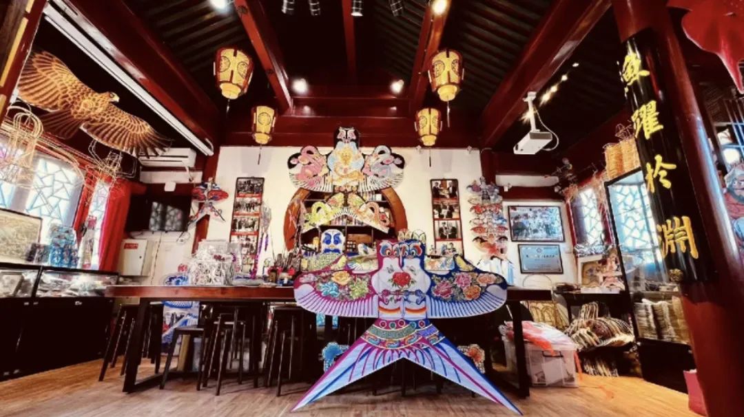 九十年代考入中央民族大学视觉传达专业,在北京老美院的一次风筝艺术