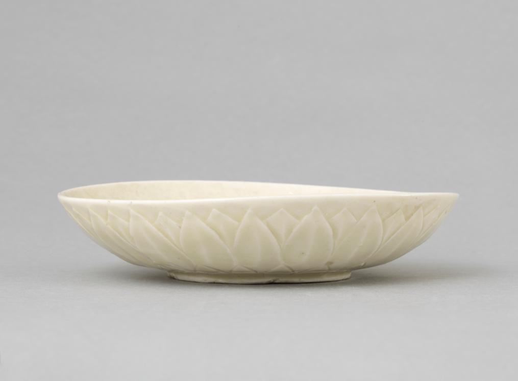 北宋白磁定窯蓮花文刻盤