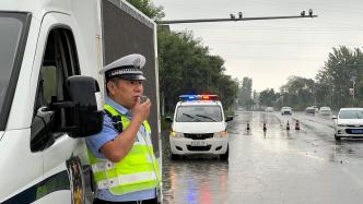 陕西澄城：暴雨中交警路面保安全