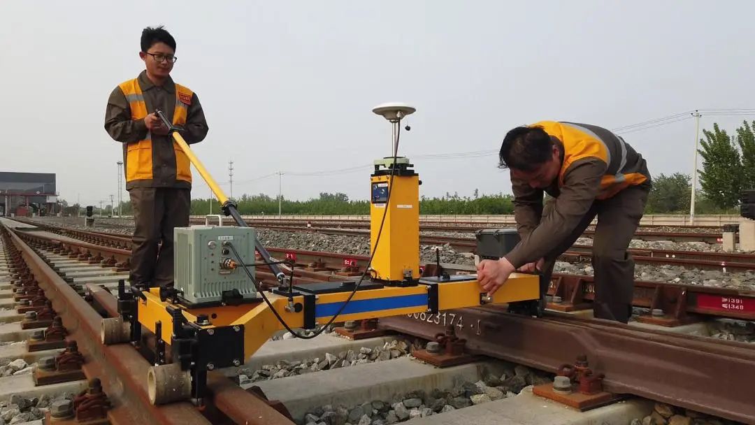铁路钢轨测量车钢轨测量惯导小车小哥哥拿出了"法宝"为全力做好降雨后