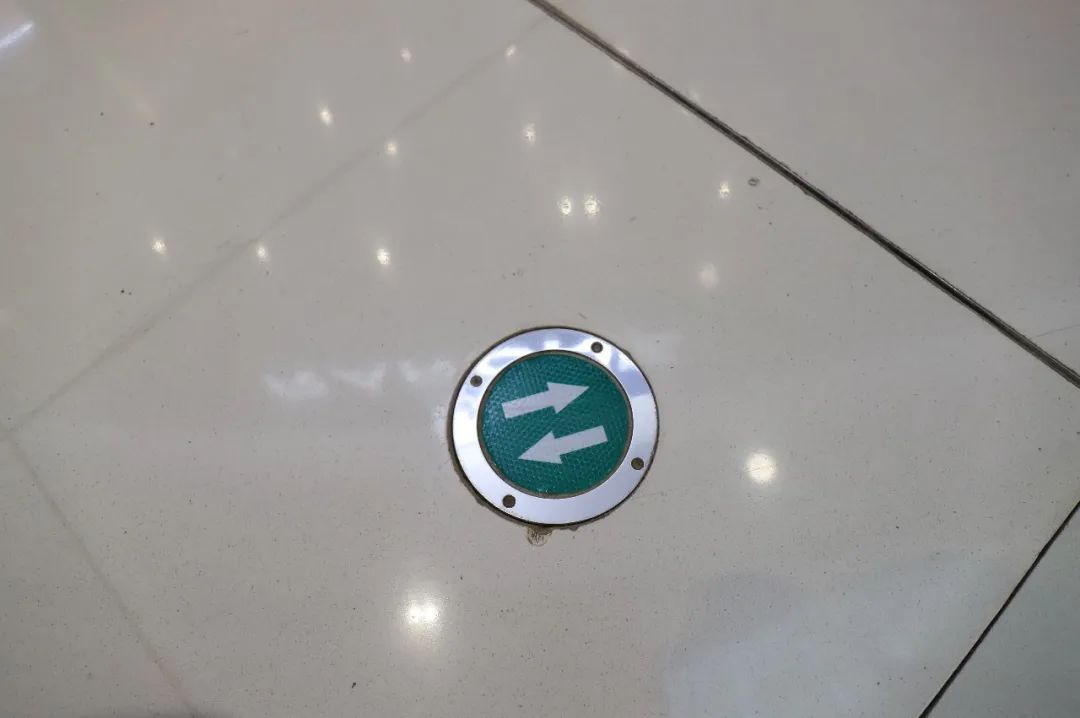 检查中,防火监督员发现商场内有多处地面疏散指示灯损坏,部分地面疏散