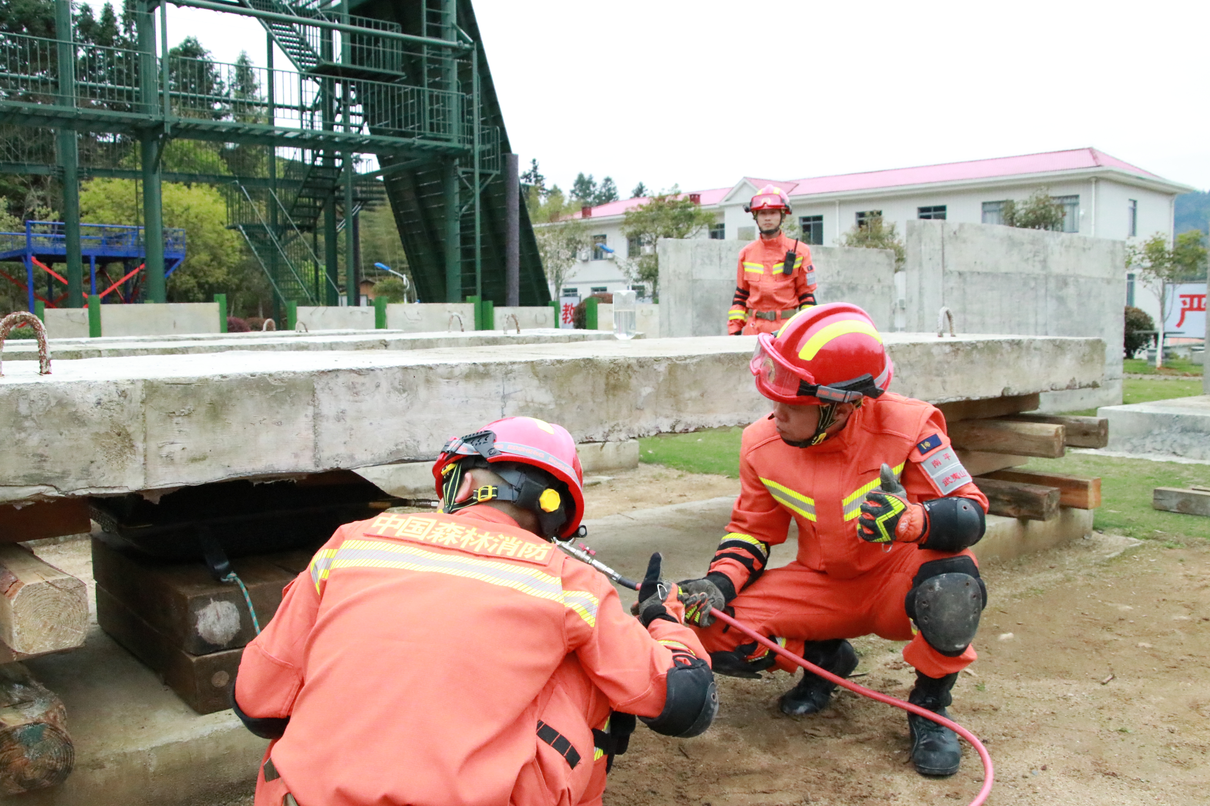 森林消防员进行地震救援训练中.杨福家 摄