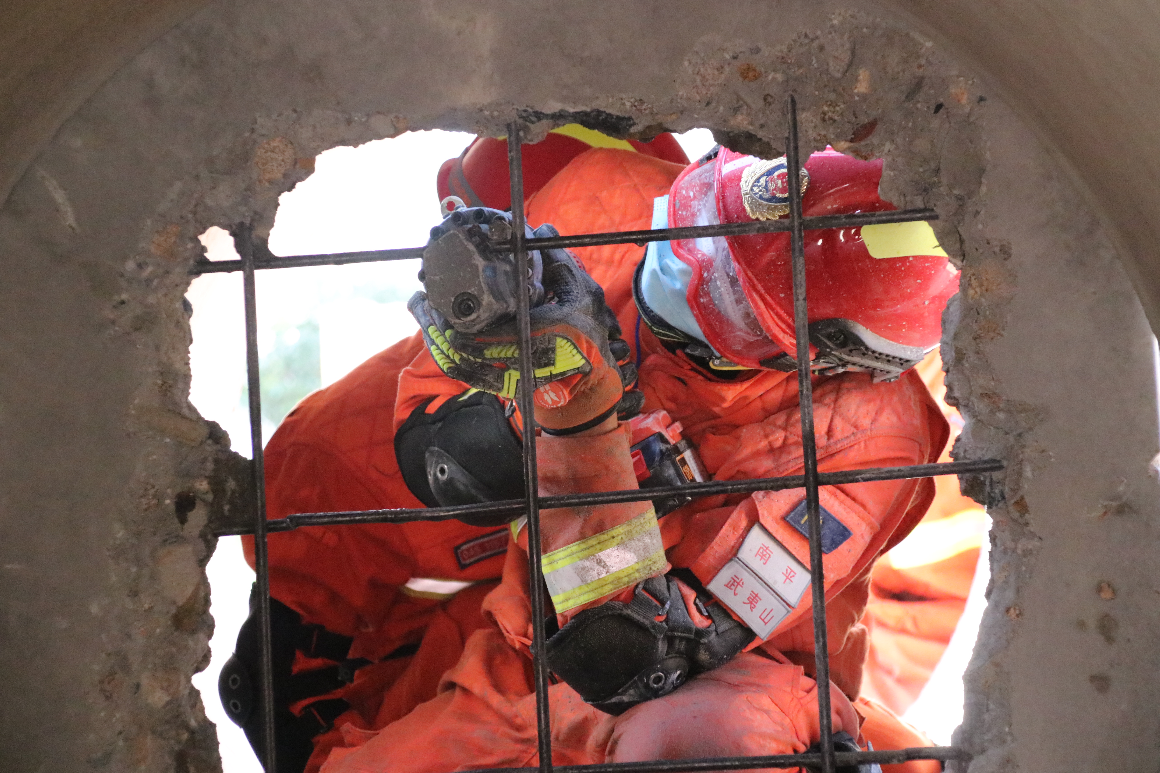 森林消防员进行地震救援训练中.杨福家 摄