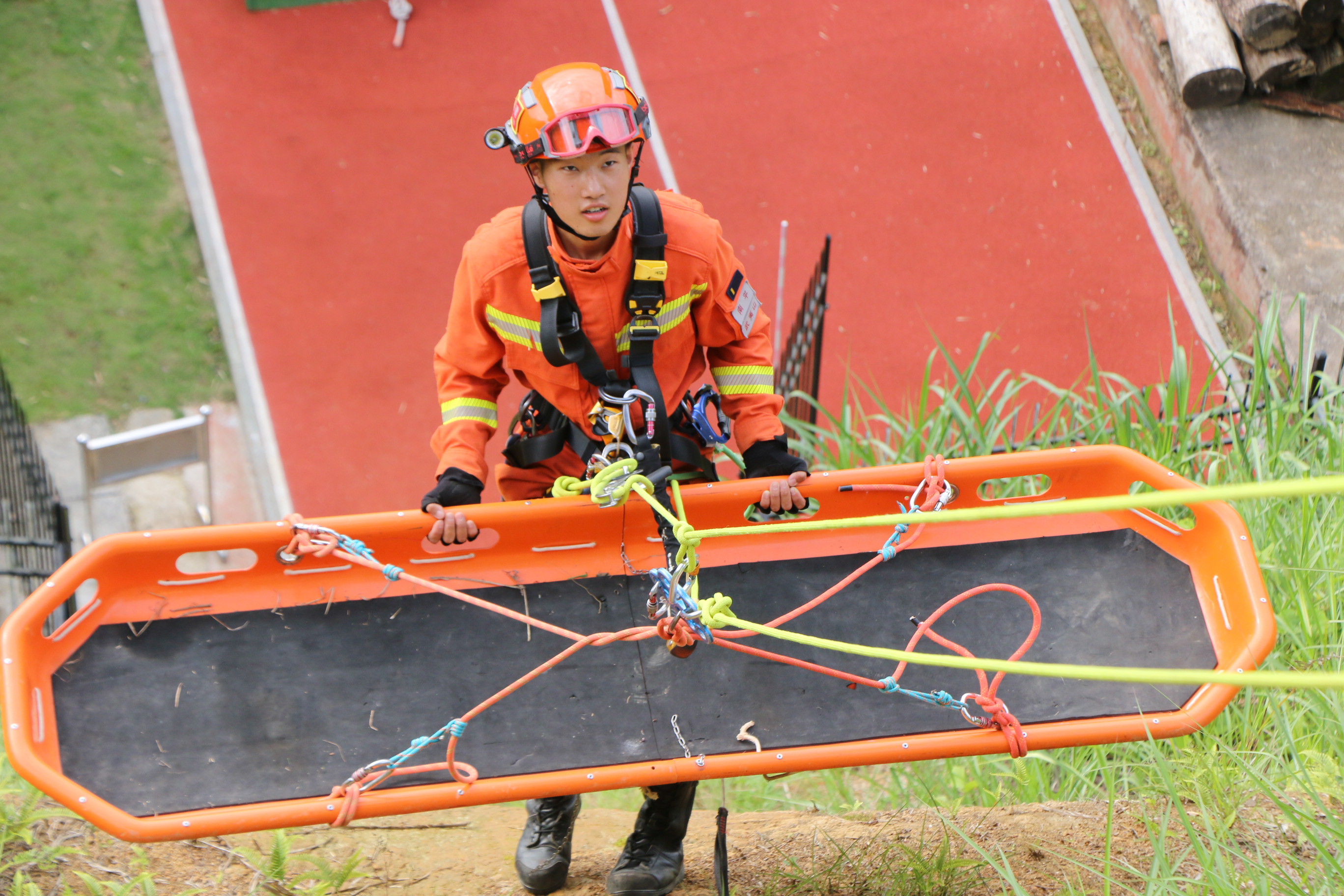 森林消防员对斜向救援进行训练杨福家 摄
