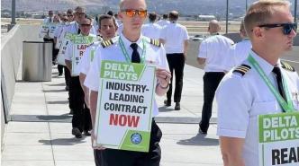 美国1200多名飞行员举牌抗议：呼吁提高工资｜美加新闻播报