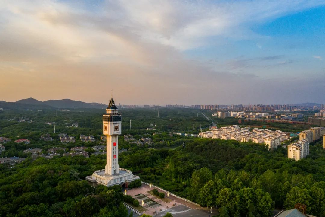 领略那熟悉又陌生的高空美景俯瞰这片朝夕相处的校园离开地面,冲上