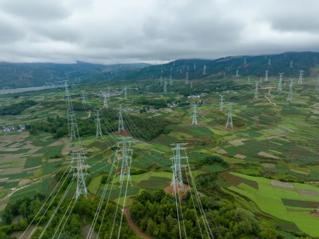 白鶴灘—江蘇特高壓直流輸電線路.攝影:謝雷