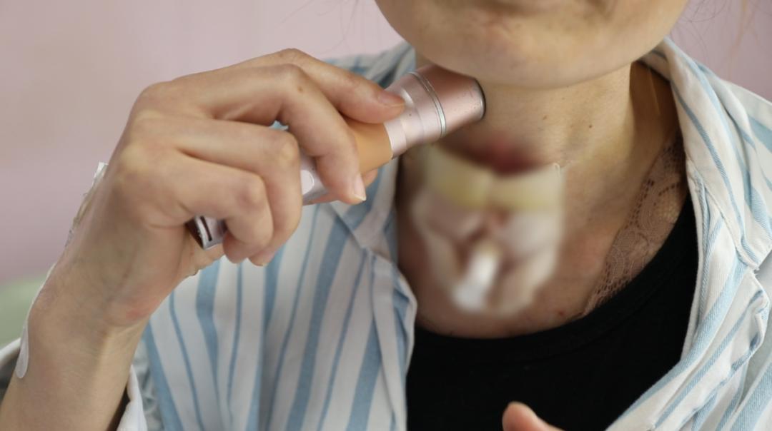 电子喉的外形像一只小型手电筒,将它放在脖子合适的位置,就能代替喉咙