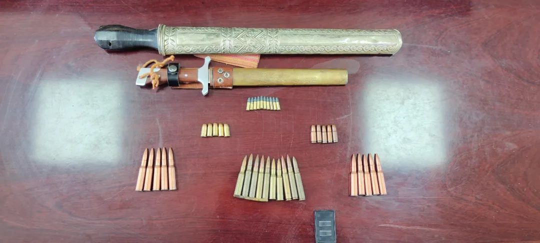 及营造强有力的宣传舆论声势的威慑下,辖区群众主动上缴两把藏式长刀