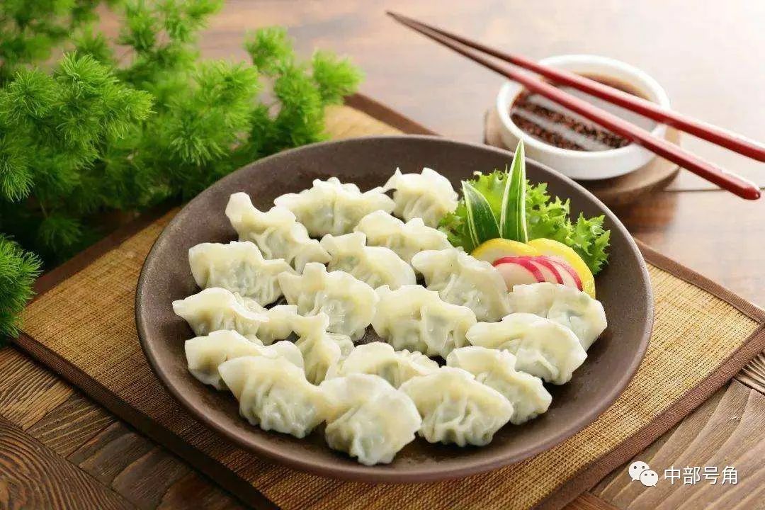 吃饺子1习俗再五日"鹰始挚",这时鹰已先感知到肃杀之气将至,开始练习