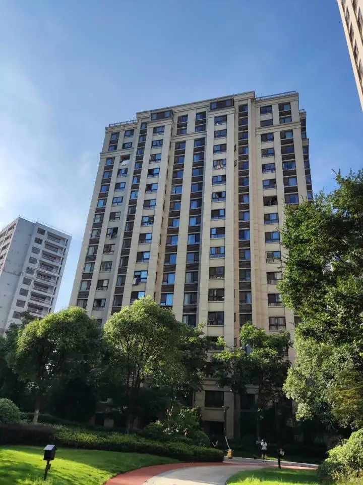 谁干的杭州女子正在打电话楼上掉下一个面霜玻璃瓶差点砸我头上