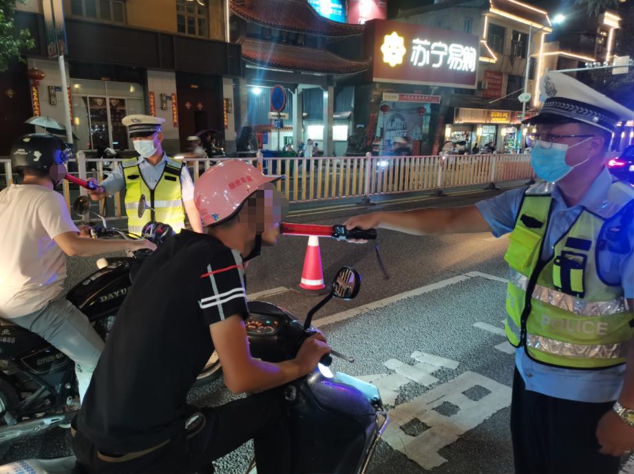 异地交叉用警！酒驾被查与交警展开“百米赛跑”，驾校教练酒驾成“反面教材”！_澎湃号·政务_澎湃新闻-The Paper