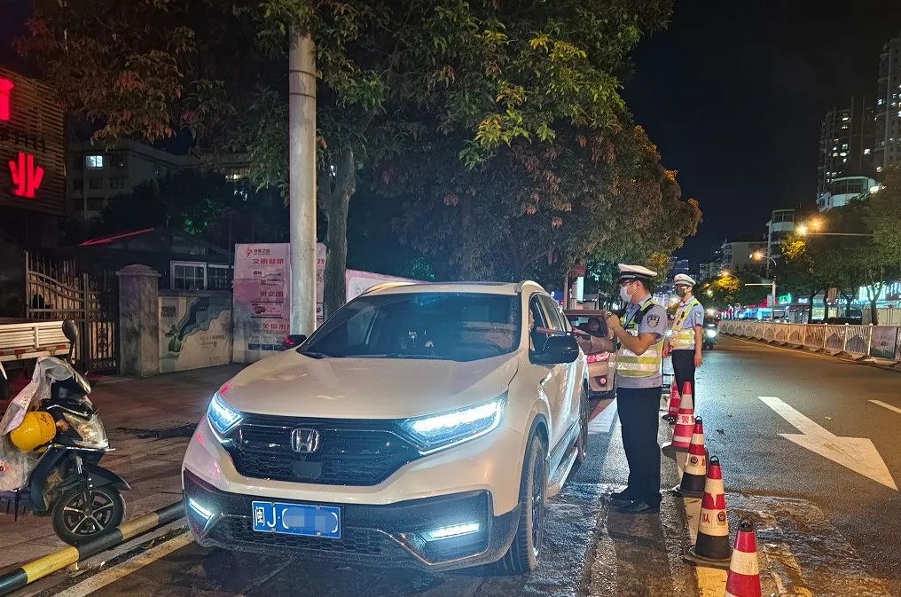 异地交叉用警！酒驾被查与交警展开“百米赛跑”，驾校教练酒驾成“反面教材”！澎湃号·政务澎湃新闻 The Paper 1023