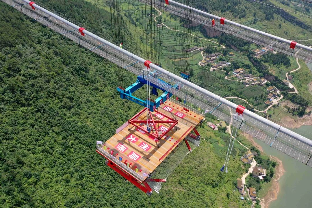 金仁桐高速公路桐梓河特大桥首片钢桁梁开始架设6月28日,由中国中铁