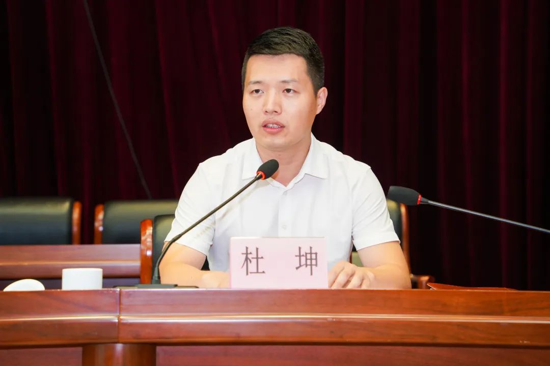 里水镇副镇长杜坤表示,镇领导班子成员,机关干部要带头积极参与募捐.