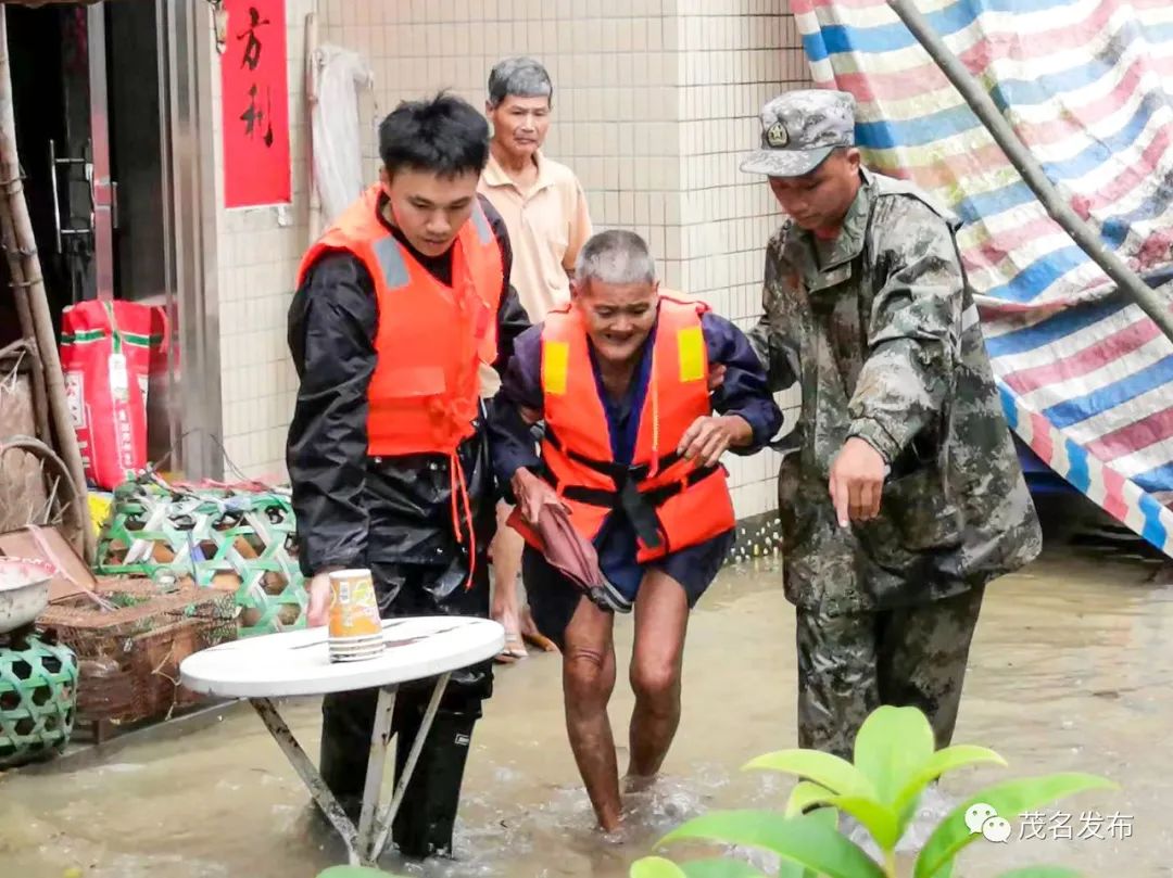 多圖暴雨洪水中的逆行者電白區幹群抗洪救災一線直擊