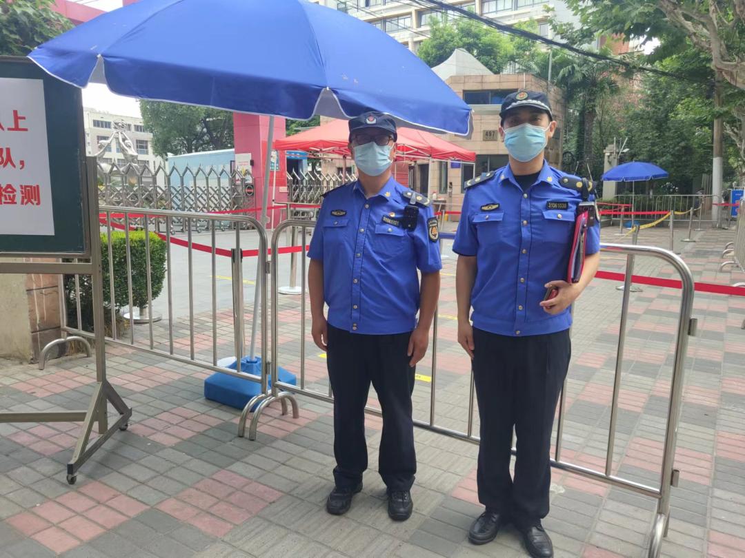 上海高考首日上海城管为考生保驾护航