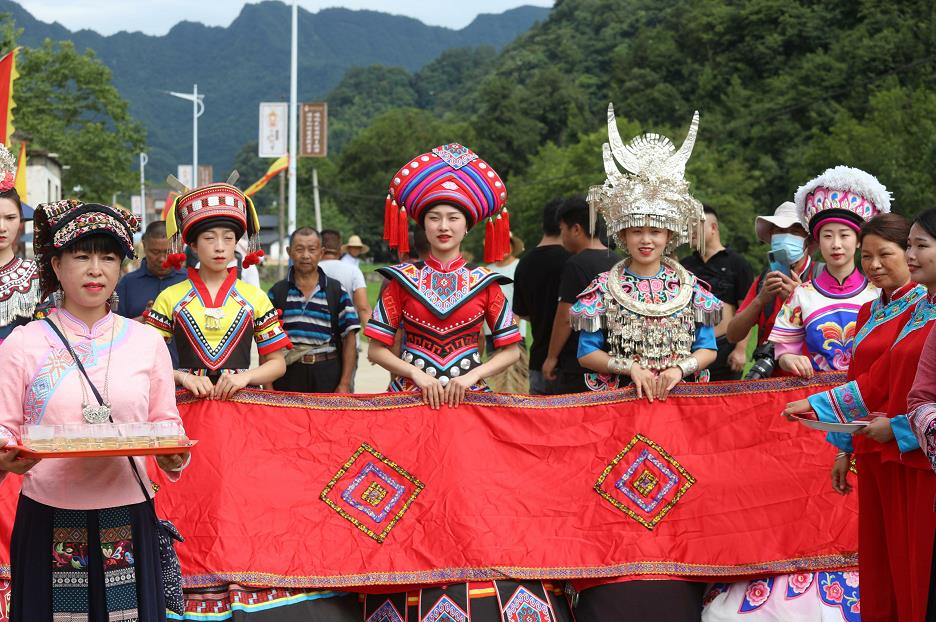张家界土家六月六万人狂欢奏响民族团结和谐曲