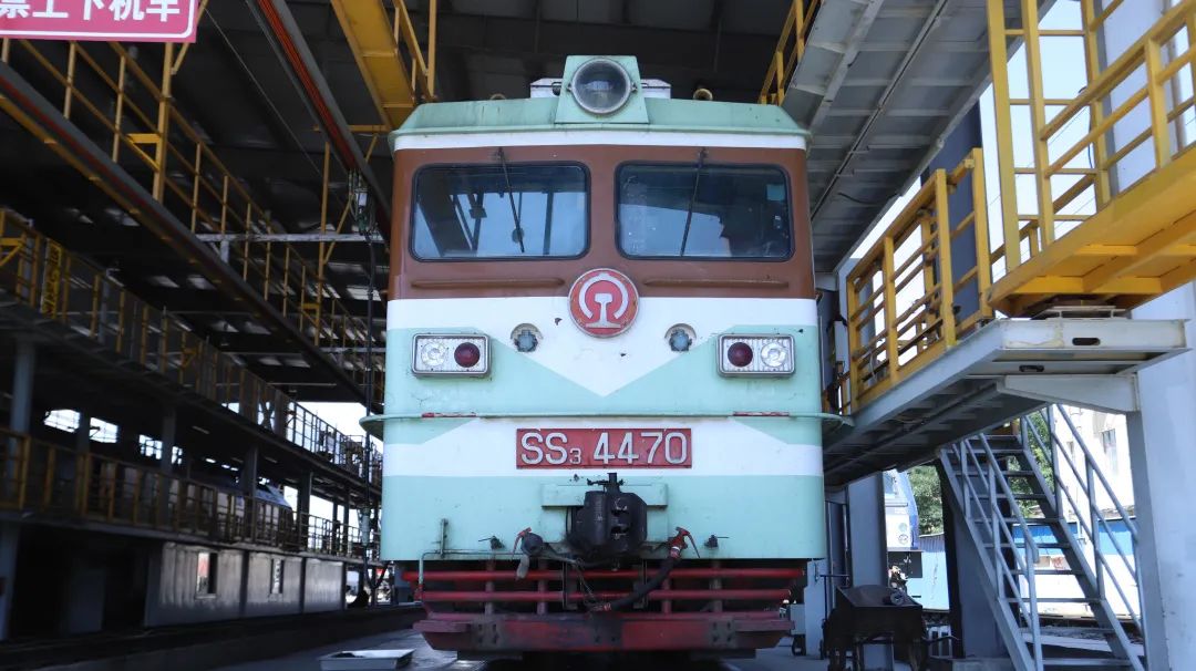 配属迎水桥机务段的韶山3型电力机车现仅剩21台存车线路上那些被封存