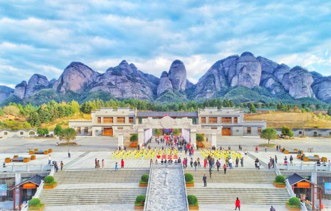 龙南文化旅游势头强劲,重点旅游景区南武当山是广东游客从国道进入