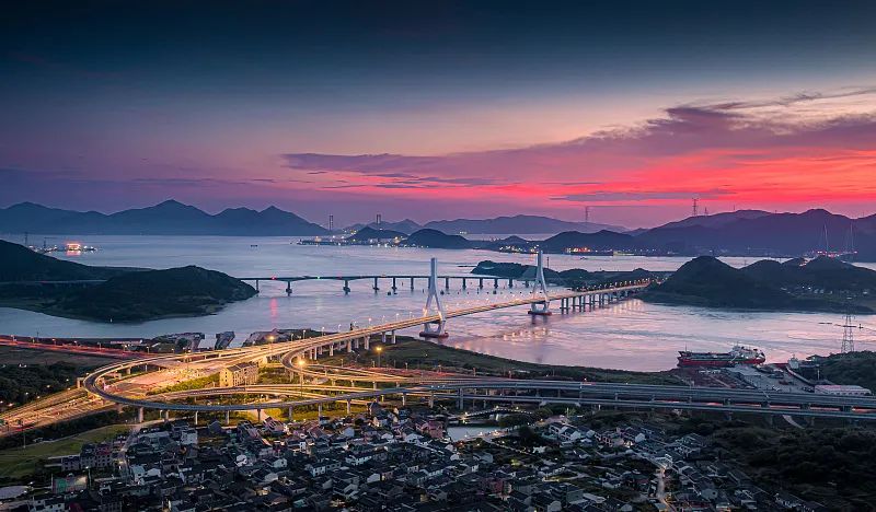 7月7日,浙江舟山,航拍岑港大桥晚霞