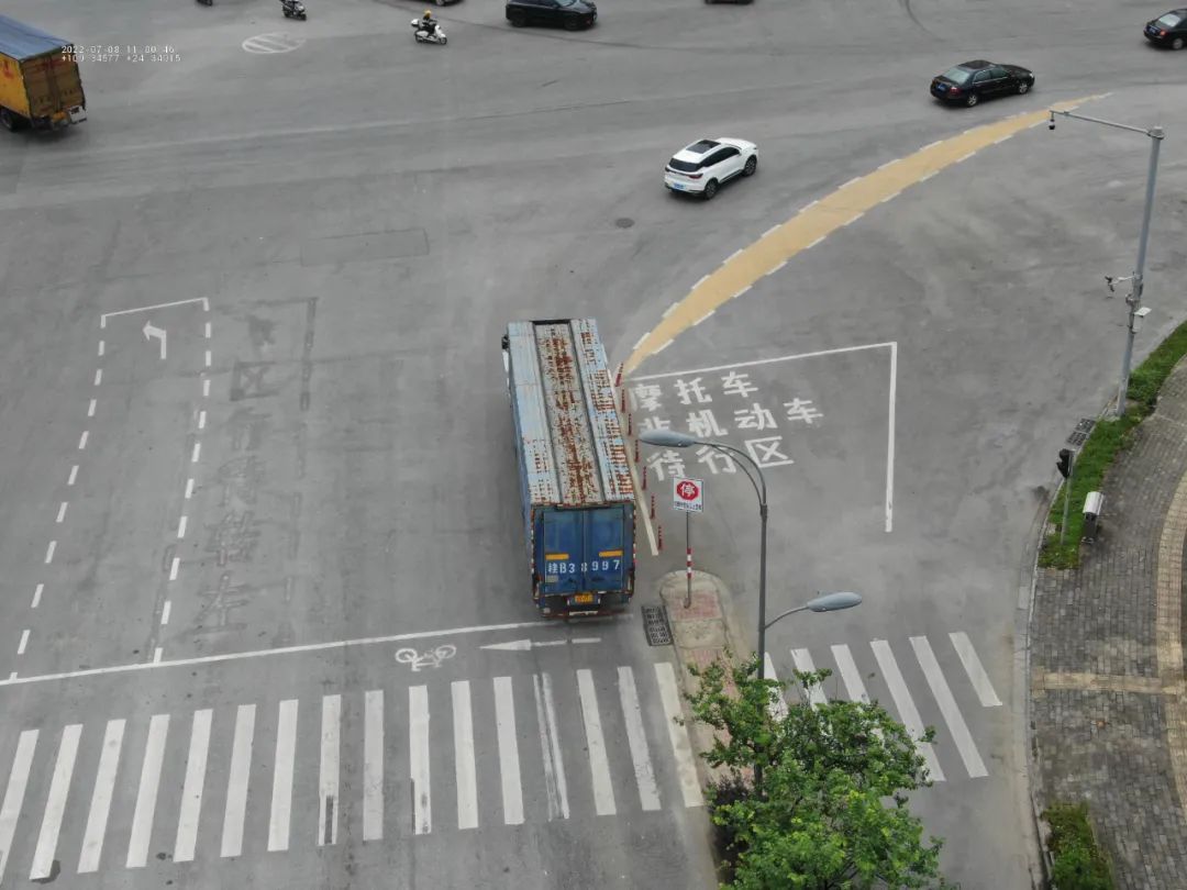 货车(黄牌)右转停车让行是指中型(含)以上载货汽车在行驶至路口右转弯