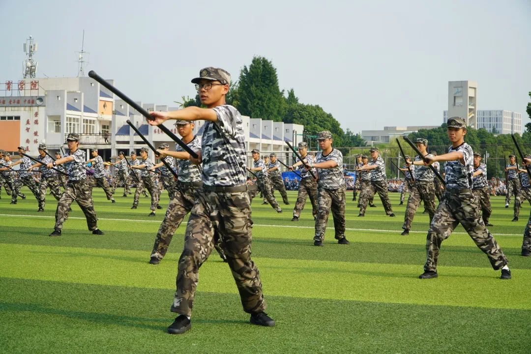 四川民族学院军训图片