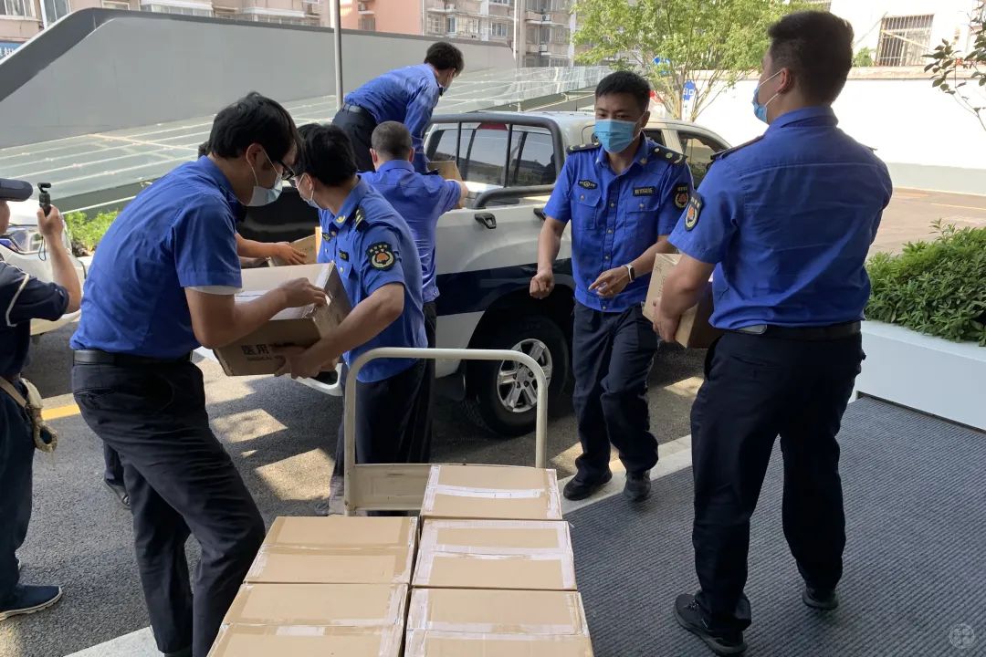 医用冰袋怎么捏破2万多件！冰袋背心来了！​为一线的他们送上清凉！_https://www.jmylbn.com_新闻资讯_第2张